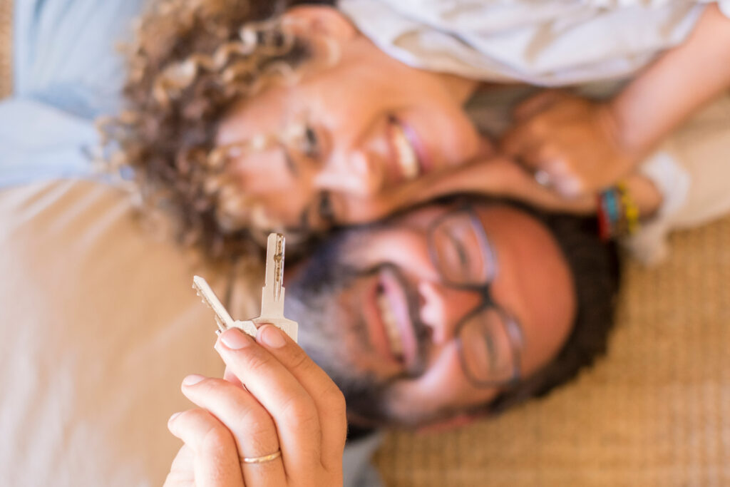 Voyageurs heureux avec des clefs dans la main